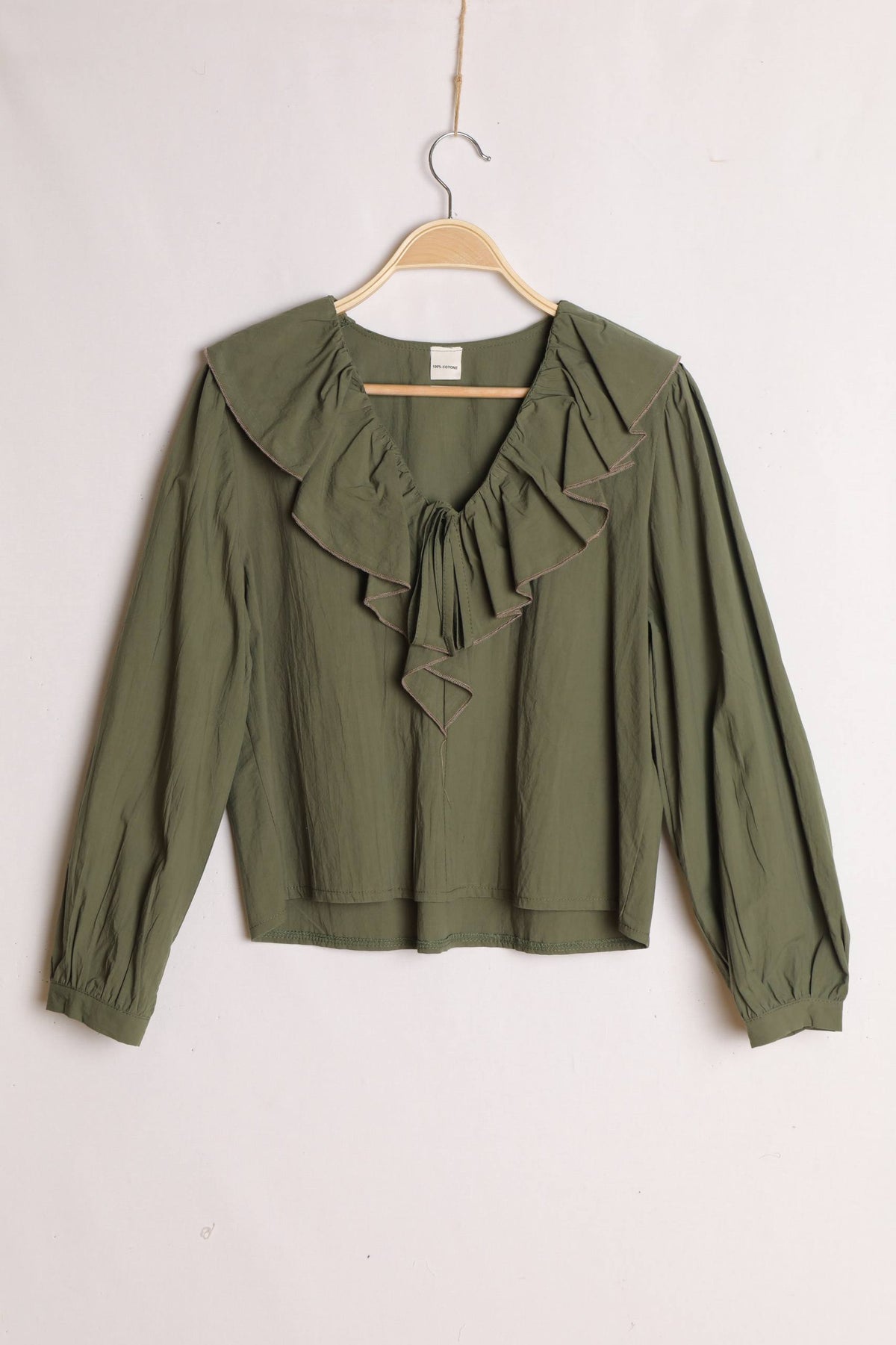 Blusa con volante